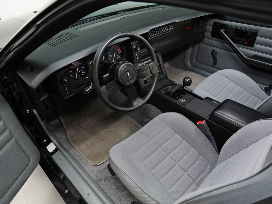 Интерьер Chevrolet Camaro Z28 IROC-Z T-Top (1FP87) 1985 года  (фото 8 из 20)